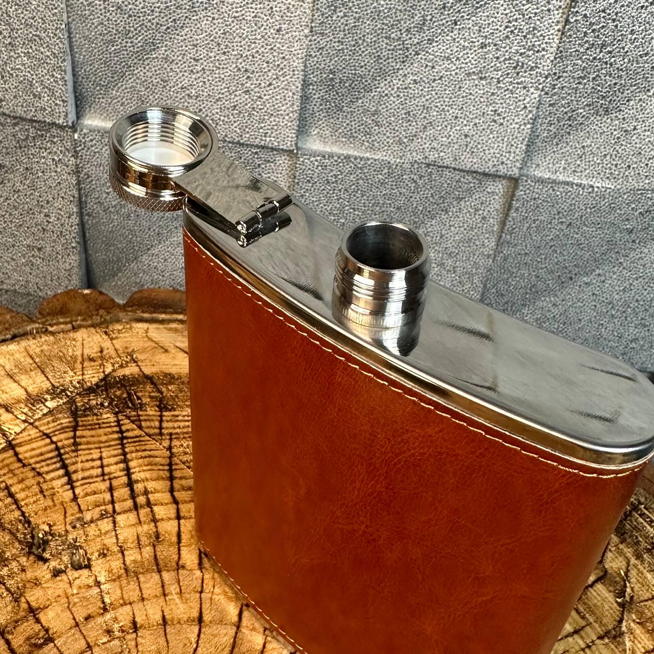 Набір фляга для алкоголю та 4 чарки в оздобленні екошкірою у подарунковій коробці (61011) - фото 8 Набір фляга для алкоголю та 4 чарки в оздобленні екошкірою у подарунковій коробці (61011) - фото 8