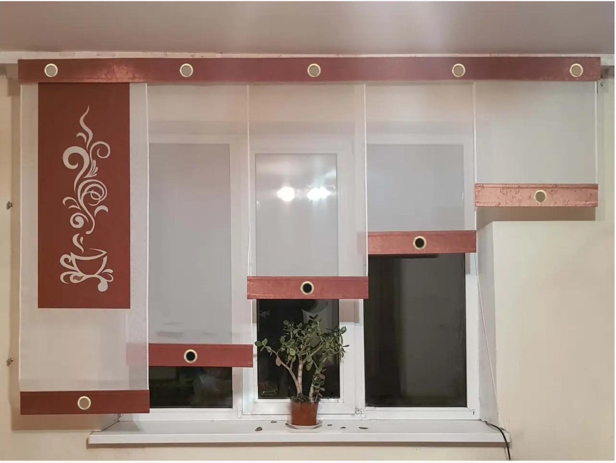 Комплект панельных занавесок с жесткой полоской Чашечка кофе 6 шт. карниз 250 см Молочный с терракотовым (26_3п)