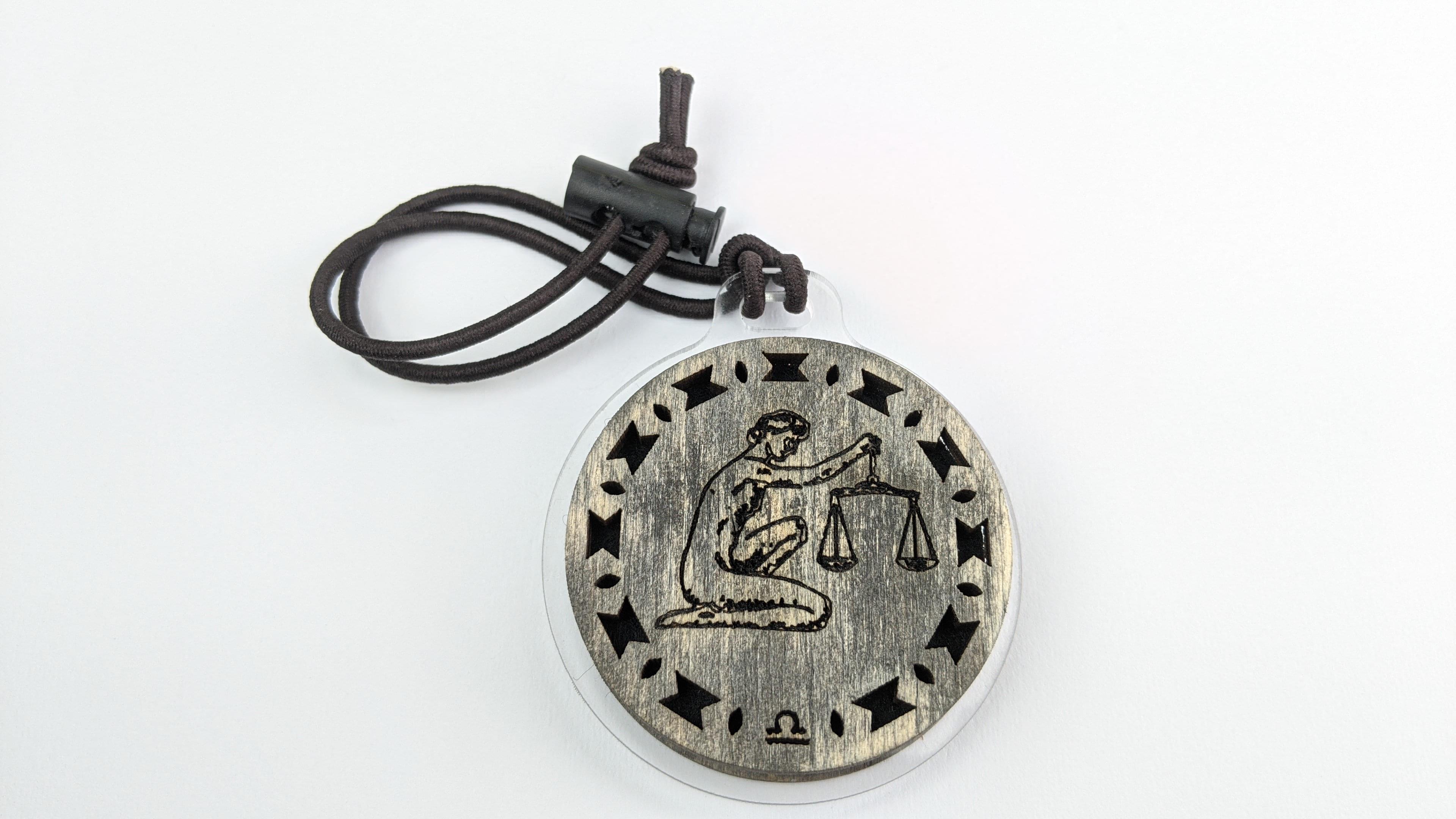 Ароматизатор в авто из натурального дерева Весы/Black Ice (7442749)