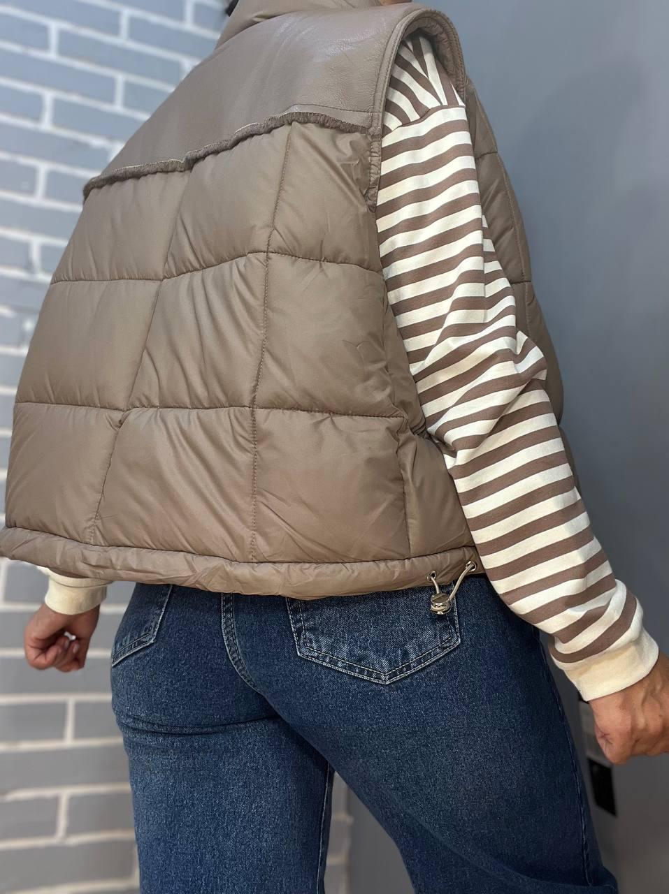 Жилетка жіноча Lady Yep 9039 стьобана коротка вставка з екошкіри на спині р. 42 Капучино (2637) - фото 7 Жилетка жіноча Lady Yep 9039 стьобана коротка вставка з екошкіри на спині р. 42 Капучино (2637) - фото 7