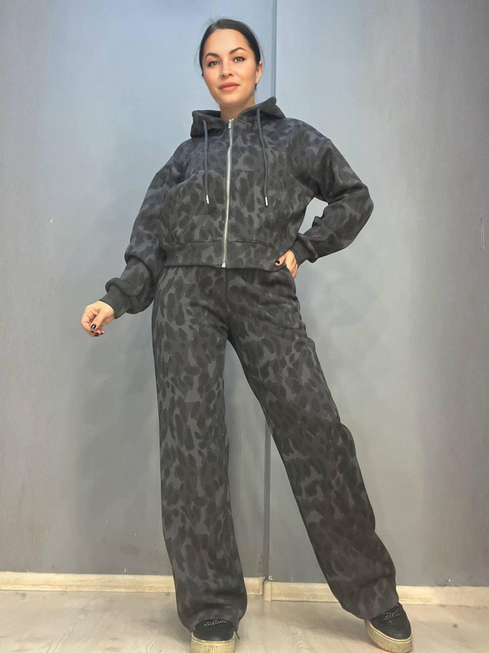 Костюм женский A-N 2762 утепленный худи с капюшоном и брюки палаццо леопардовый принт M Графитовый (3200) - фото 1 Костюм женский A-N 2762 утепленный худи с капюшоном и брюки палаццо леопардовый принт M Графитовый (3200) - фото 1
