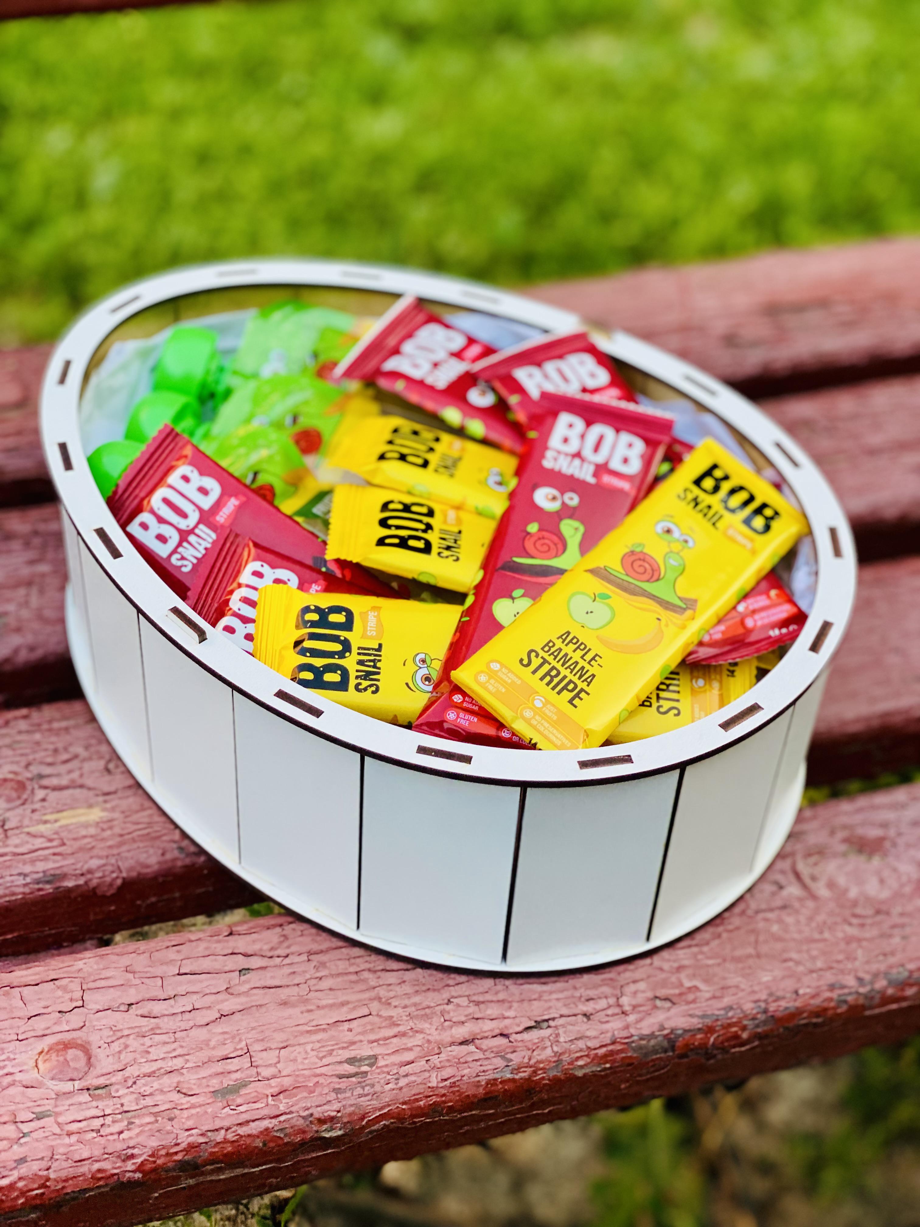 ​Подарочный бокс Ohmybuket Kinder с натуральными сладостями Bob Snail 28х20 см (OMP-18)