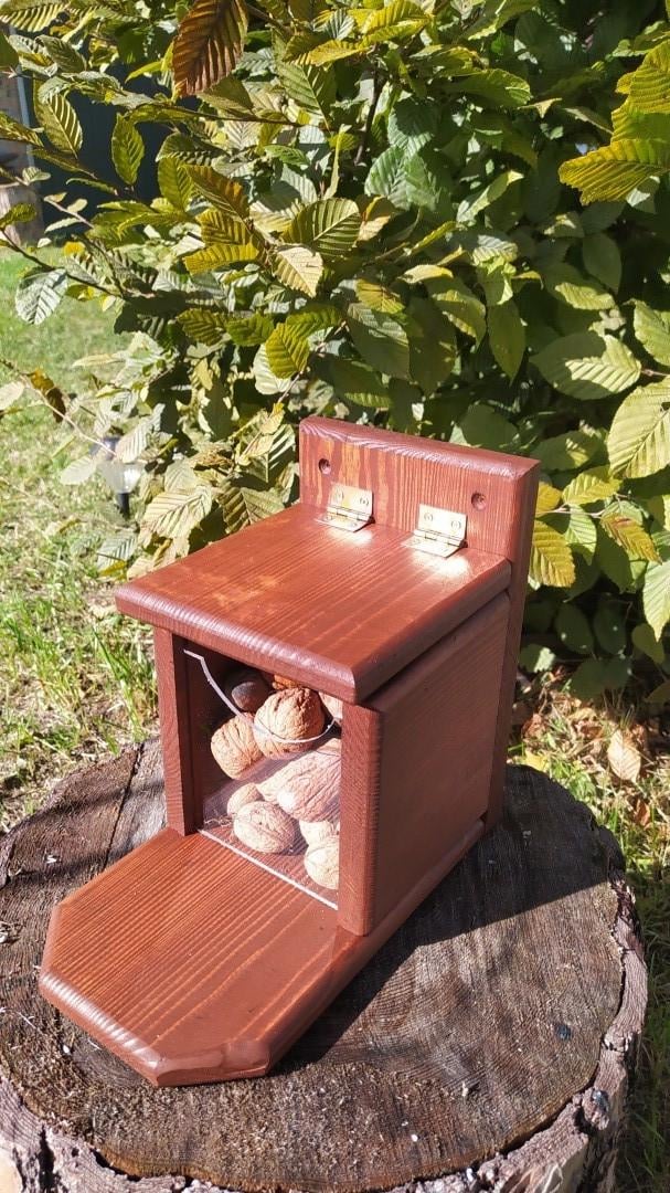 Кормушка для белок Сюрприз из древесины 27х25х16 см Красный - фото 1 Кормушка для белок Сюрприз из древесины 27х25х16 см Красный - фото 1