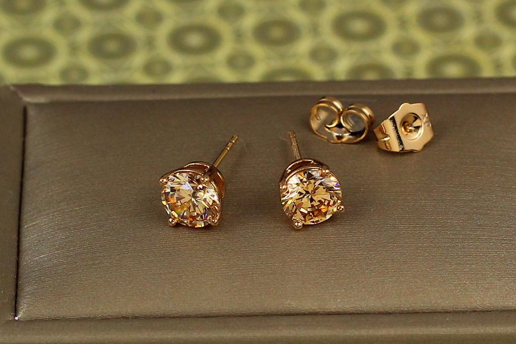 Серьги гвоздики Xuping Jewelry с камнем шампанское на четыре крепления 7 мм Золотистый (2351711261)