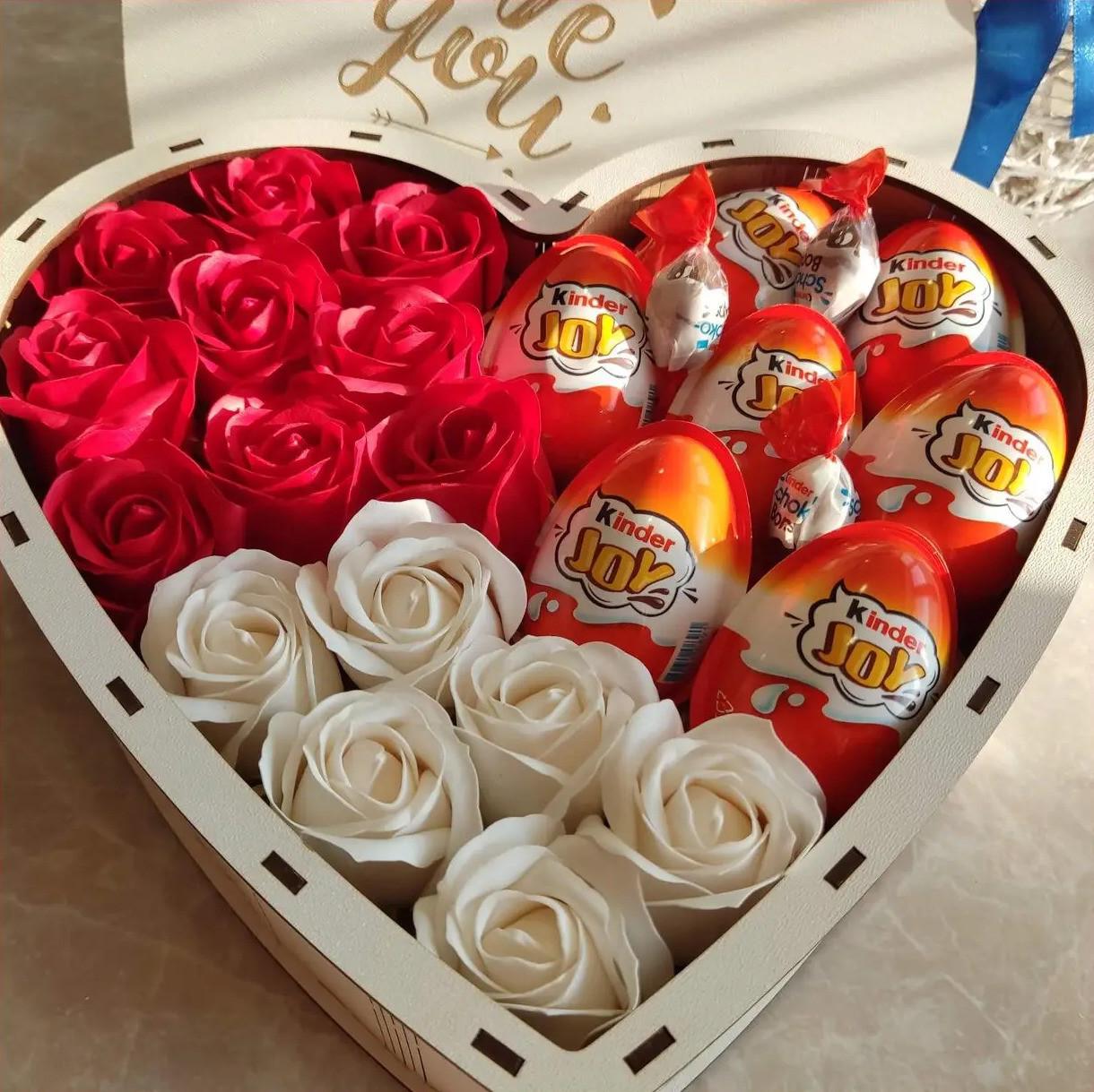 Подарочный бокс из Kinder JOY и роз для девушки на день влюбленных/8 марта/день рождения/праздник (ar22-2)