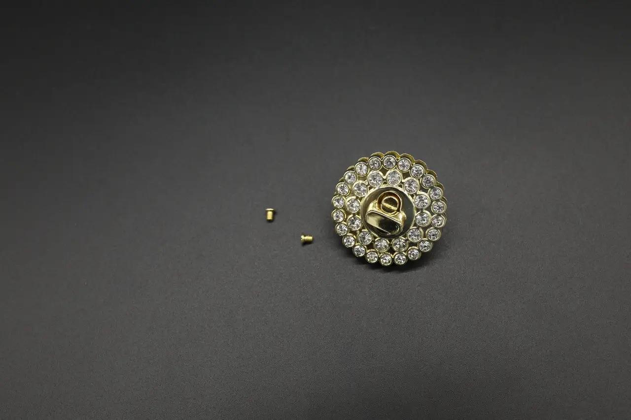 Замок забивной металлический для шкатулок 39х39 мм Золотистый (K-297-8) - фото 4 Замок забивной металлический для шкатулок 39х39 мм Золотистый (K-297-8) - фото 4