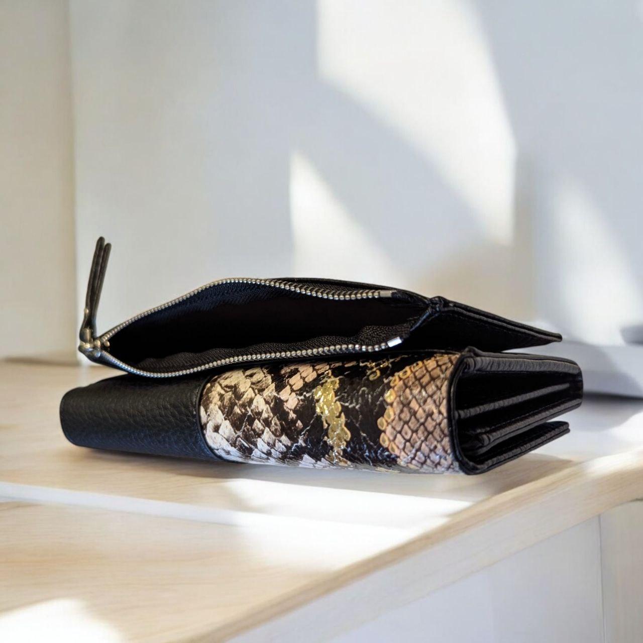 Гаманець жіночий на магніті із зовнішнім відділом для монет під рептилію Saralyn 19х9,5 см (2217А) - фото 3 Гаманець жіночий на магніті із зовнішнім відділом для монет під рептилію Saralyn 19х9,5 см (2217А) - фото 3