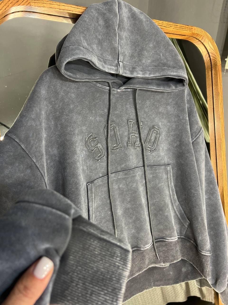 Худи женское JOY ONE 25513 вареное тай-дай вышивка впереди с капюшоном средняя длина OS Серый (3315) - фото 7 Худи женское JOY ONE 25513 вареное тай-дай вышивка впереди с капюшоном средняя длина OS Серый (3315) - фото 7