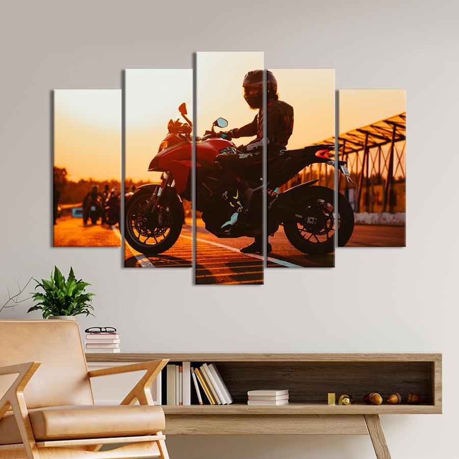 Картина Автомобиль Мотоцикл Ducati Multistrada S 2014 в вечернем городе 187x119 см (A1188-5)