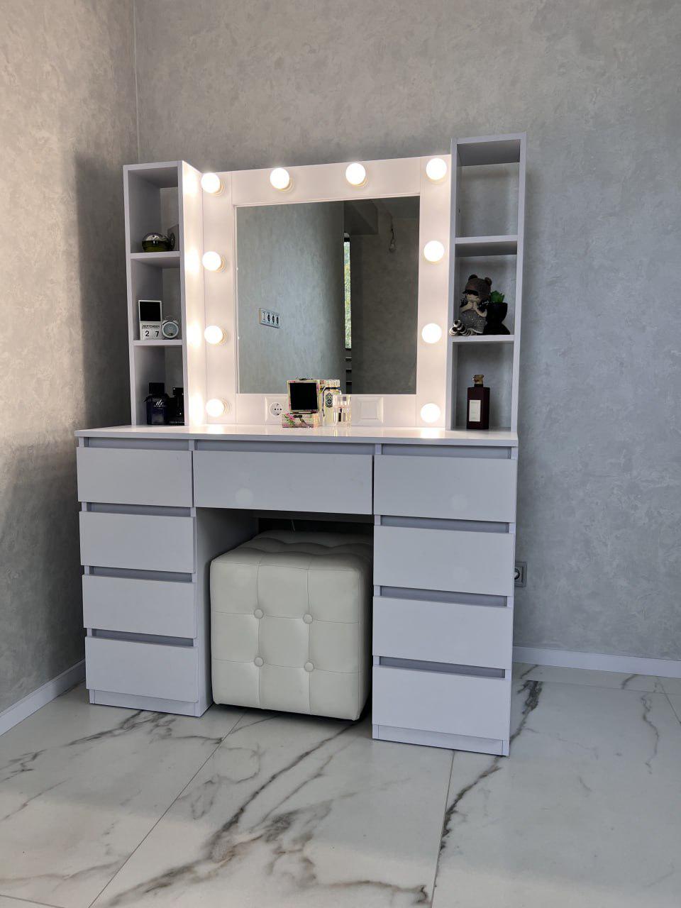 Столик макіяжний з дзеркалом та підсвічуванням 9 ящиків 1600х1200х500 мм Білий (STPP9) - фото 1 Столик макіяжний з дзеркалом та підсвічуванням 9 ящиків 1600х1200х500 мм Білий (STPP9) - фото 1