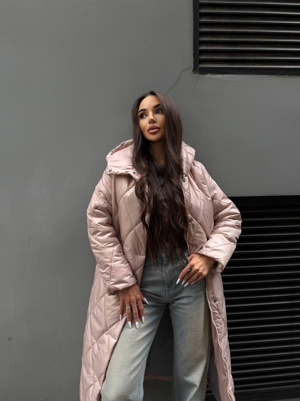Пальто жіноче зимове Марія стьобане з капюшоном XL Пудровий (29710554) - фото 2 Пальто жіноче зимове Марія стьобане з капюшоном XL Пудровий (29710554) - фото 2