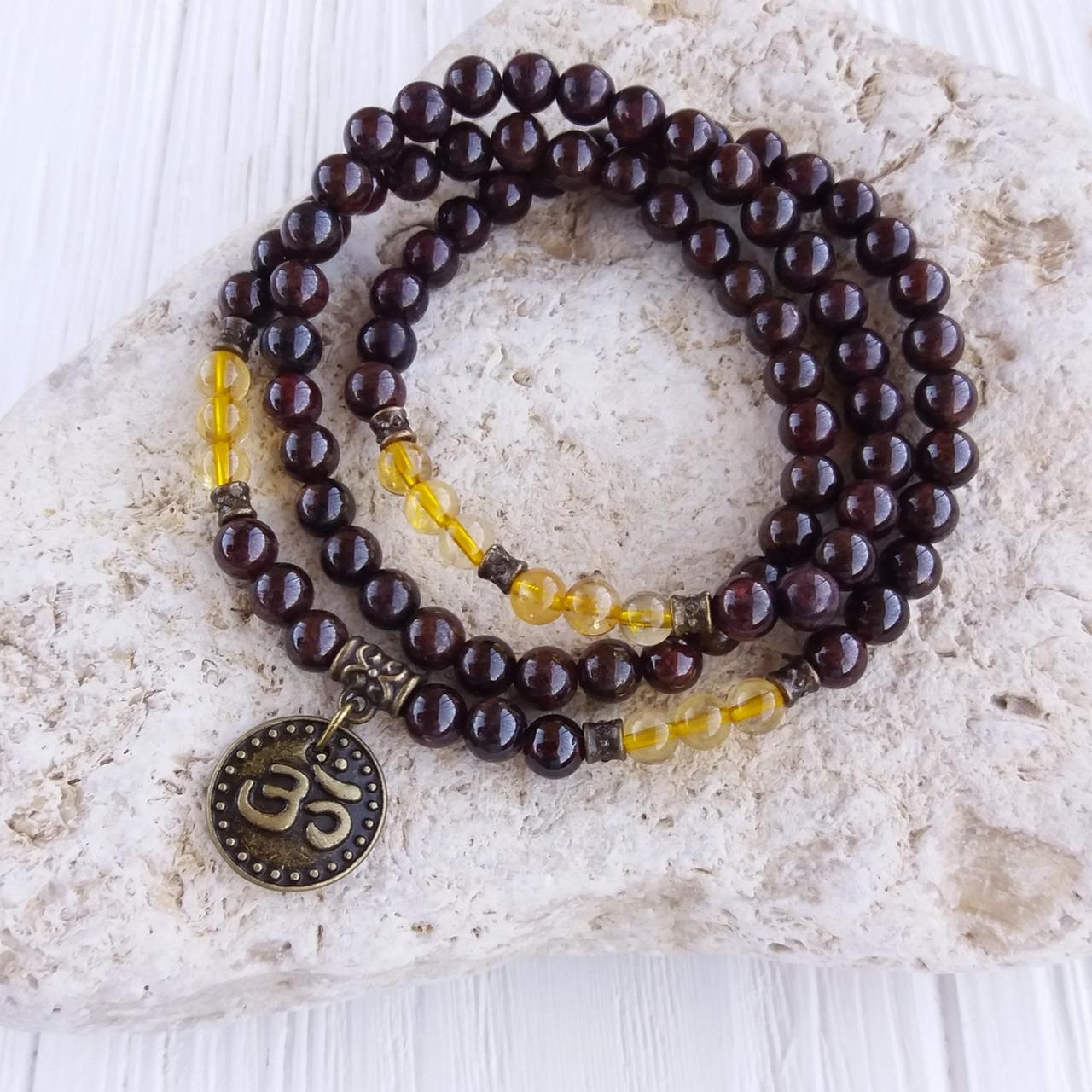 Браслет многослойный из граната и лимона с подвеской Ом (1896051578)