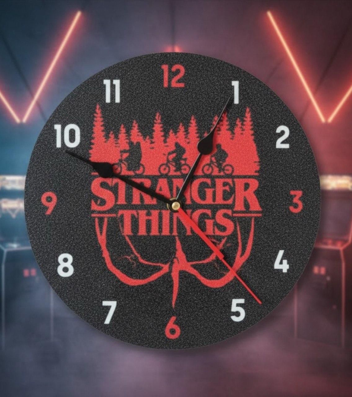 Декоративные часы Stranger Things с бесшумным механизмом 24x24x2 см (2861074482)
