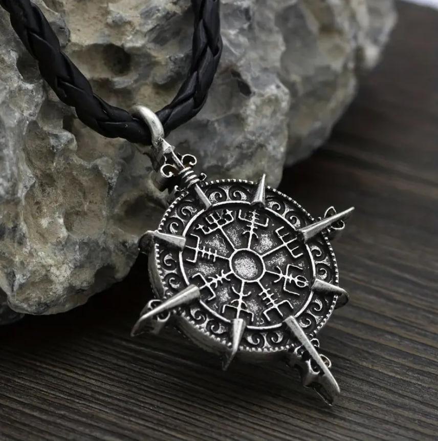 Кулон мужской Компас Викингов Vegvisir на шнурке 4,5х3,5 см (28349425) Кулон мужской Компас Викингов Vegvisir на шнурке 4,5х3,5 см (28349425)