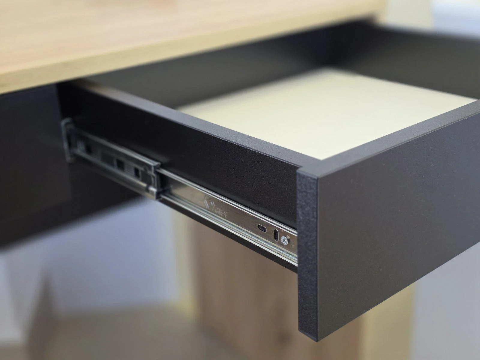 Стіл письмовий комп'ютерний Intarsio YOUNG 100х50 см Антрацит (YOUNG_А) - фото 4 Стіл письмовий комп'ютерний Intarsio YOUNG 100х50 см Антрацит (YOUNG_А) - фото 4