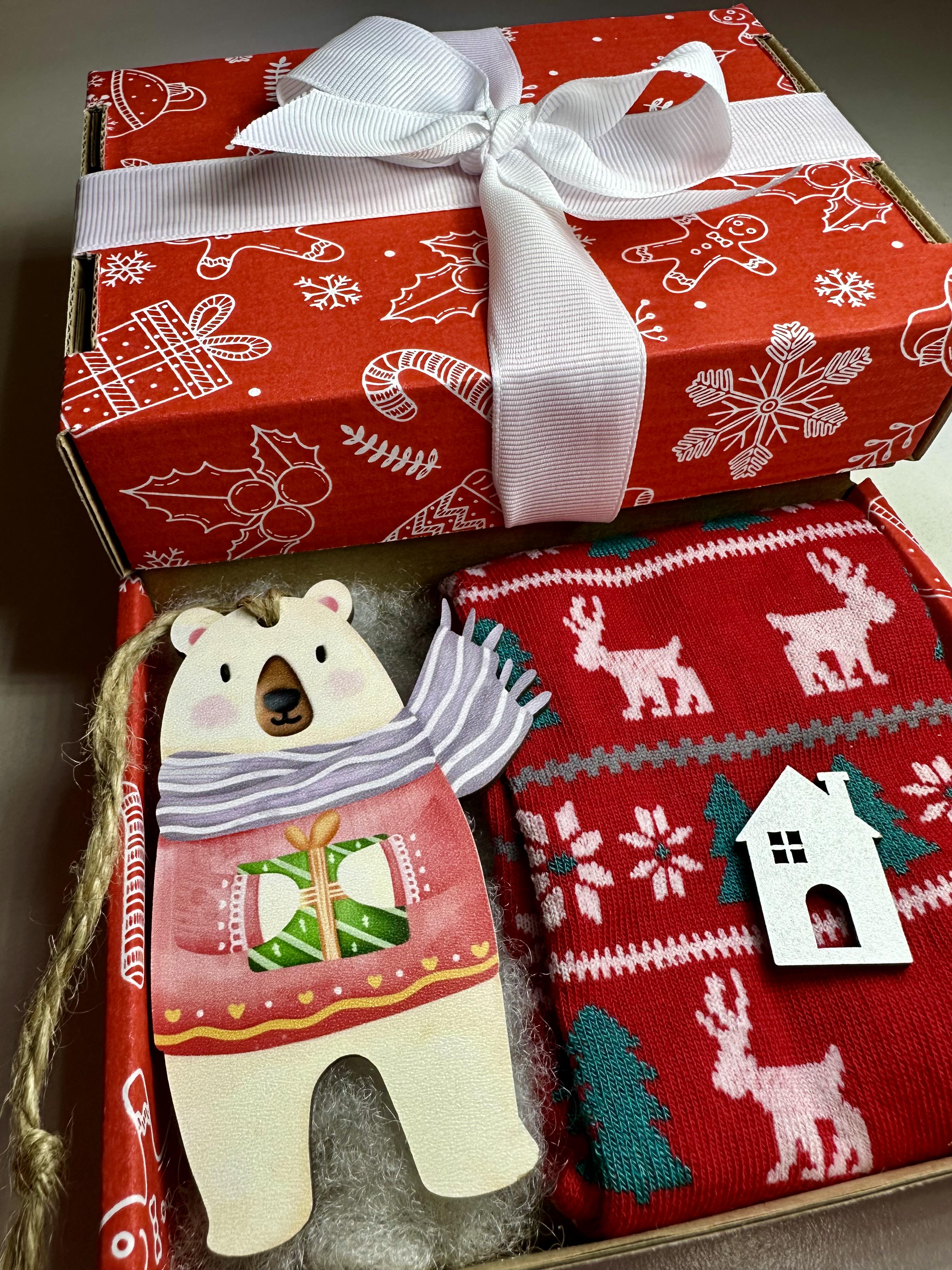 Набір подарунковий із новорічними шкарпетками та іграшкою - фото 5 Набір подарунковий із новорічними шкарпетками та іграшкою - фото 5