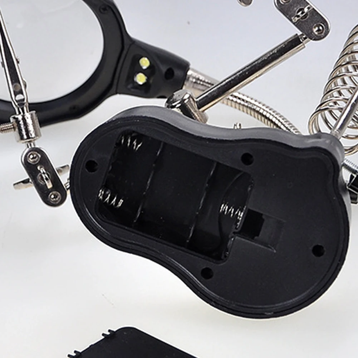 Держатель Третья рука MG14-0170 с лупой 65/17 мм 3,5Х/12Х 2LED с подсветкой Black/Silver/Gold (160424) - фото 4 Держатель Третья рука MG14-0170 с лупой 65/17 мм 3,5Х/12Х 2LED с подсветкой Black/Silver/Gold (160424) - фото 4