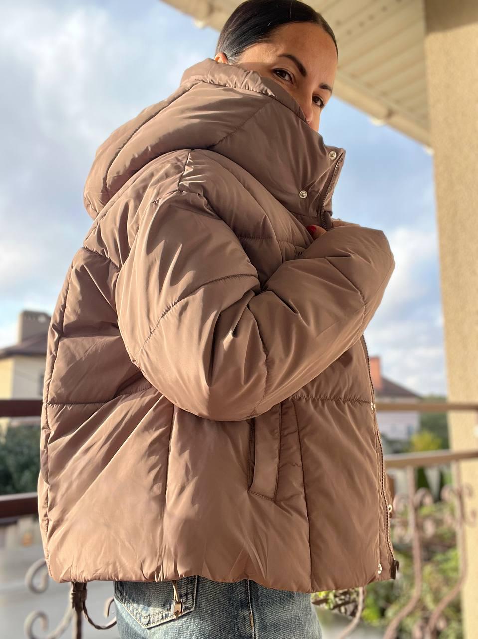 Куртка женская Lady Yep 9068 оверсайз укороченная надпись впереди с капюшоном OS Капучино (2947) - фото 5