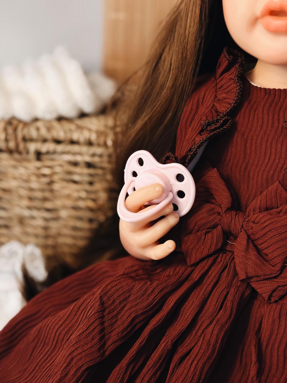 Кукла кукла реалистичная KEIUMI винил-силиконовая девочка в платье с аксессуарами 55 см Бордовый - фото 6