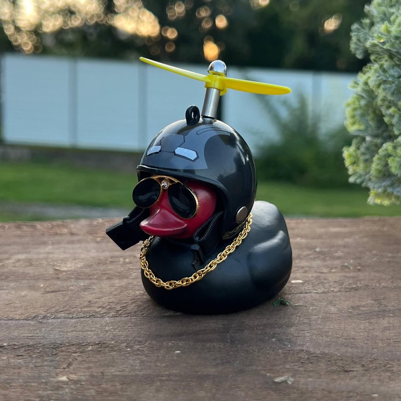 Утка на торпеду в авто резиновая в очках со шлемом (DC008) Утка на торпеду в авто резиновая в очках со шлемом (DC008)