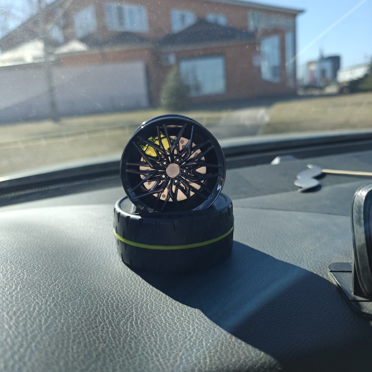 Ароматизатор Диск в шине на солнечной батарее Серый (2407301598) - фото 2 Ароматизатор Диск в шине на солнечной батарее Серый (2407301598) - фото 2