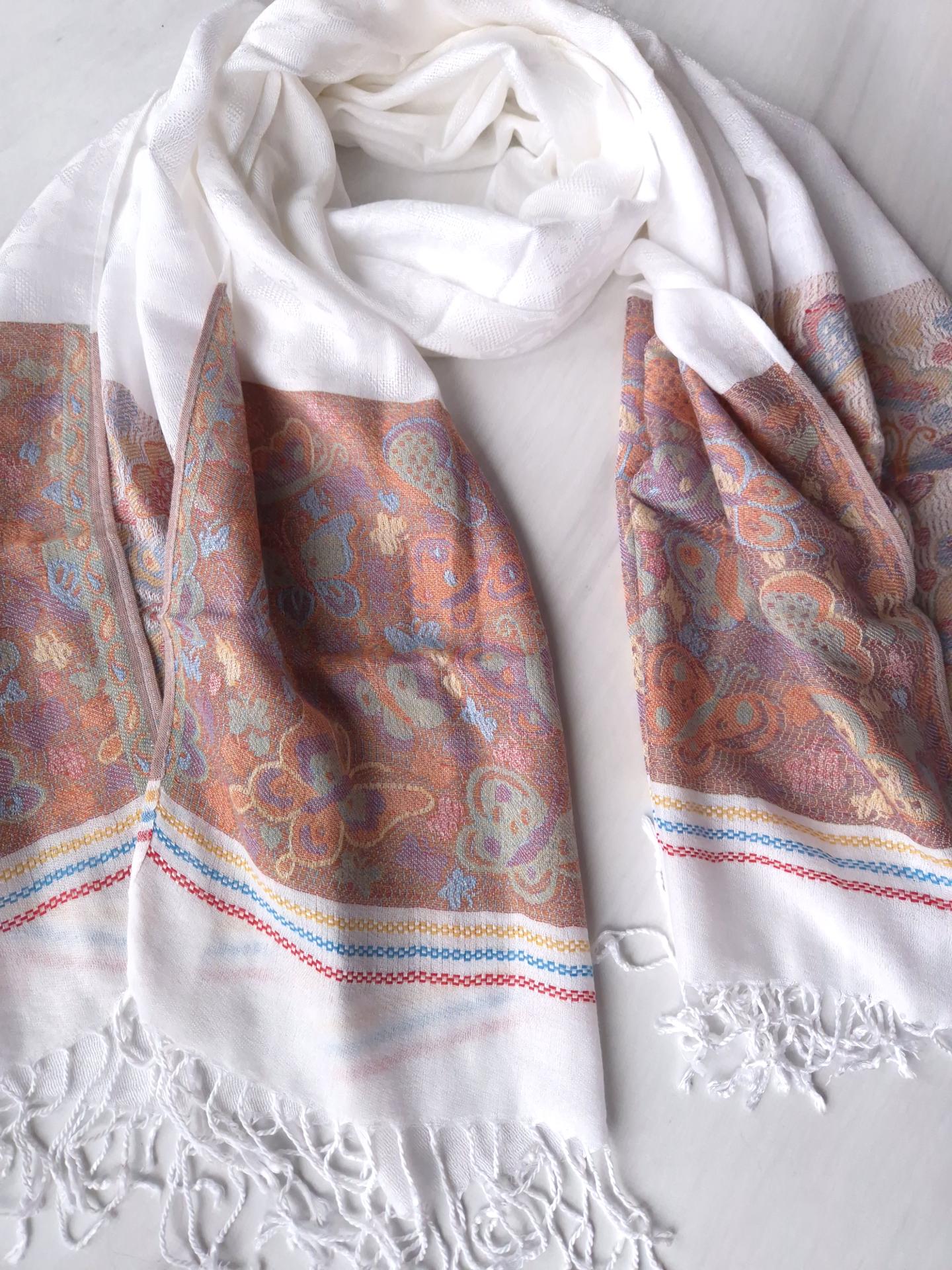 Шарф-палантин жіночий з імітацією вишивки та пензлями весна-осінь 184х70 см Молочний (15089) - фото 4 Шарф-палантин жіночий з імітацією вишивки та пензлями весна-осінь 184х70 см Молочний (15089) - фото 4