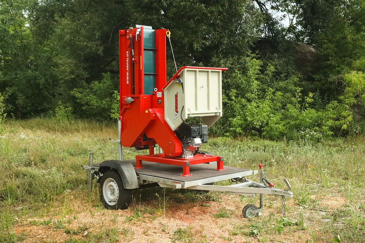 Подрібнювач гілок Arpal на шматки дров з бензиновим двигуном на причепі (АМ-120БД-К) - фото 3 Подрібнювач гілок Arpal на шматки дров з бензиновим двигуном на причепі (АМ-120БД-К) - фото 3