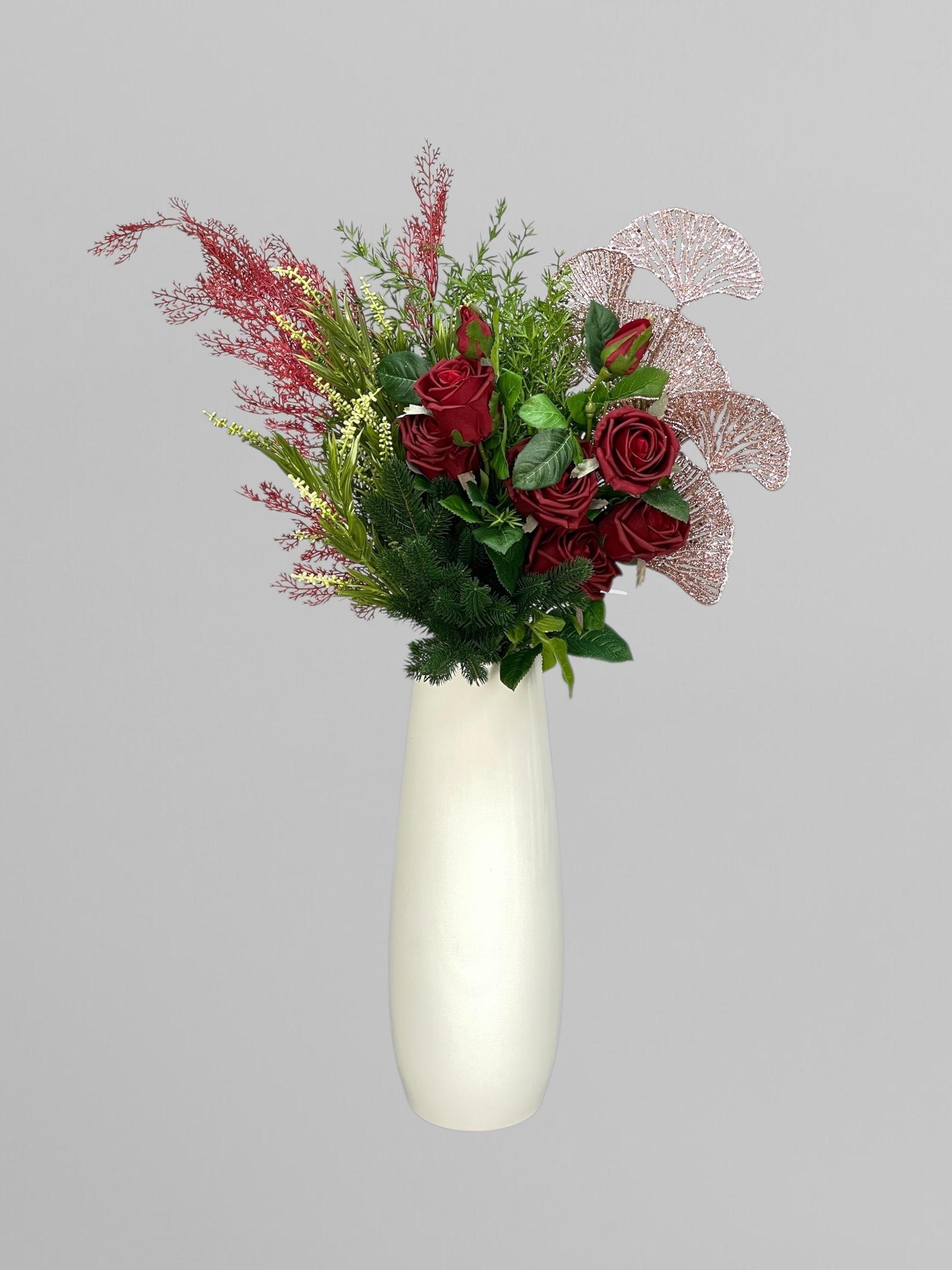 Букет новогодний с розами и блестящими декоративными ветвями (А443)