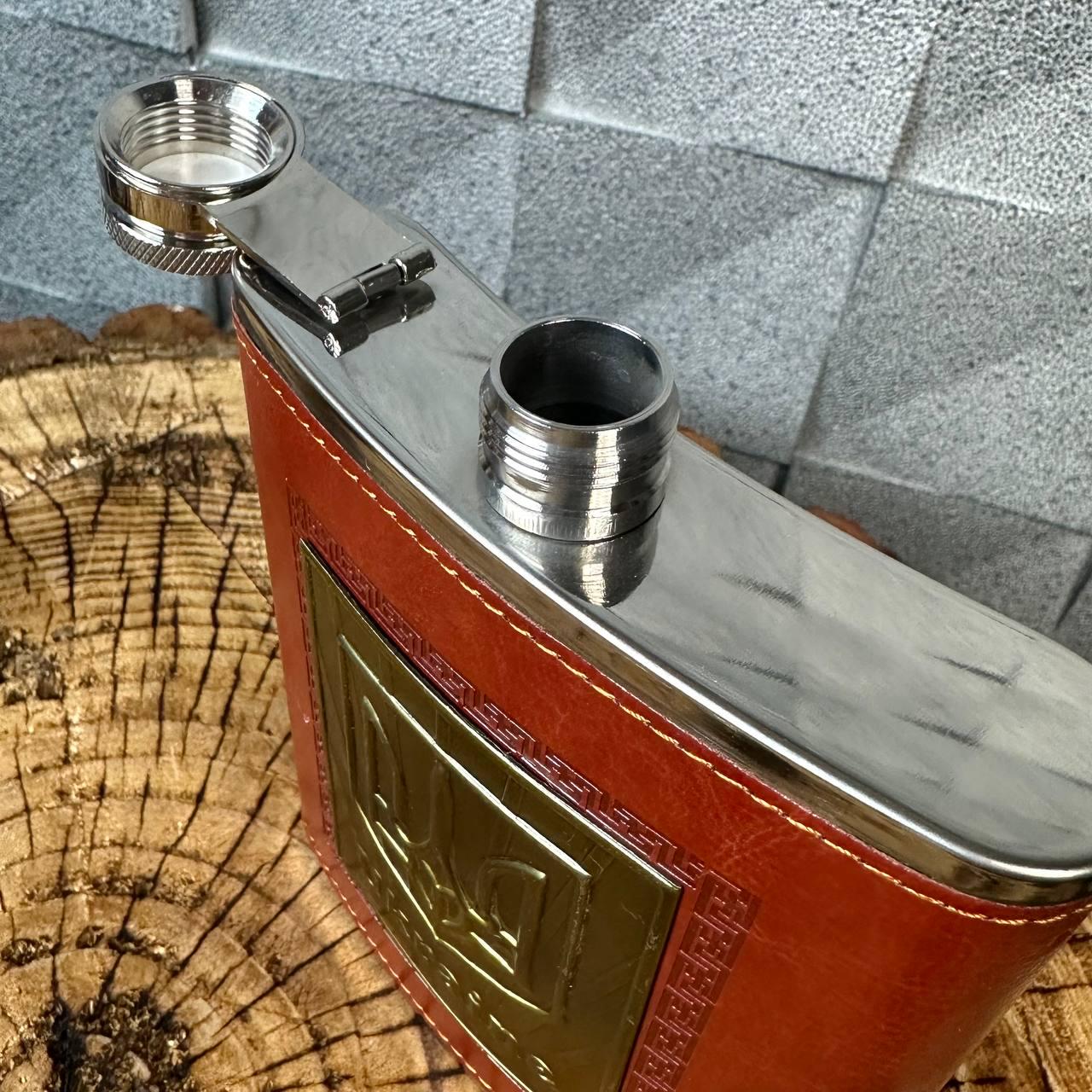 Набір фляга для алкоголю та 4 чарки з гербом у подарунковій коробці (61010) - фото 6 Набір фляга для алкоголю та 4 чарки з гербом у подарунковій коробці (61010) - фото 6