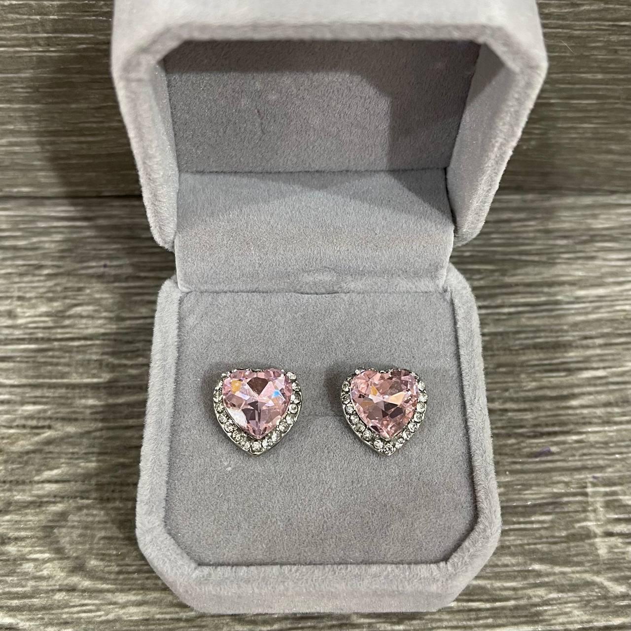 Серьги пусеты сердечки топаз с цирконами в серебре бижутерный сплав с цирконами Розовый/Серебристый (1970619696)