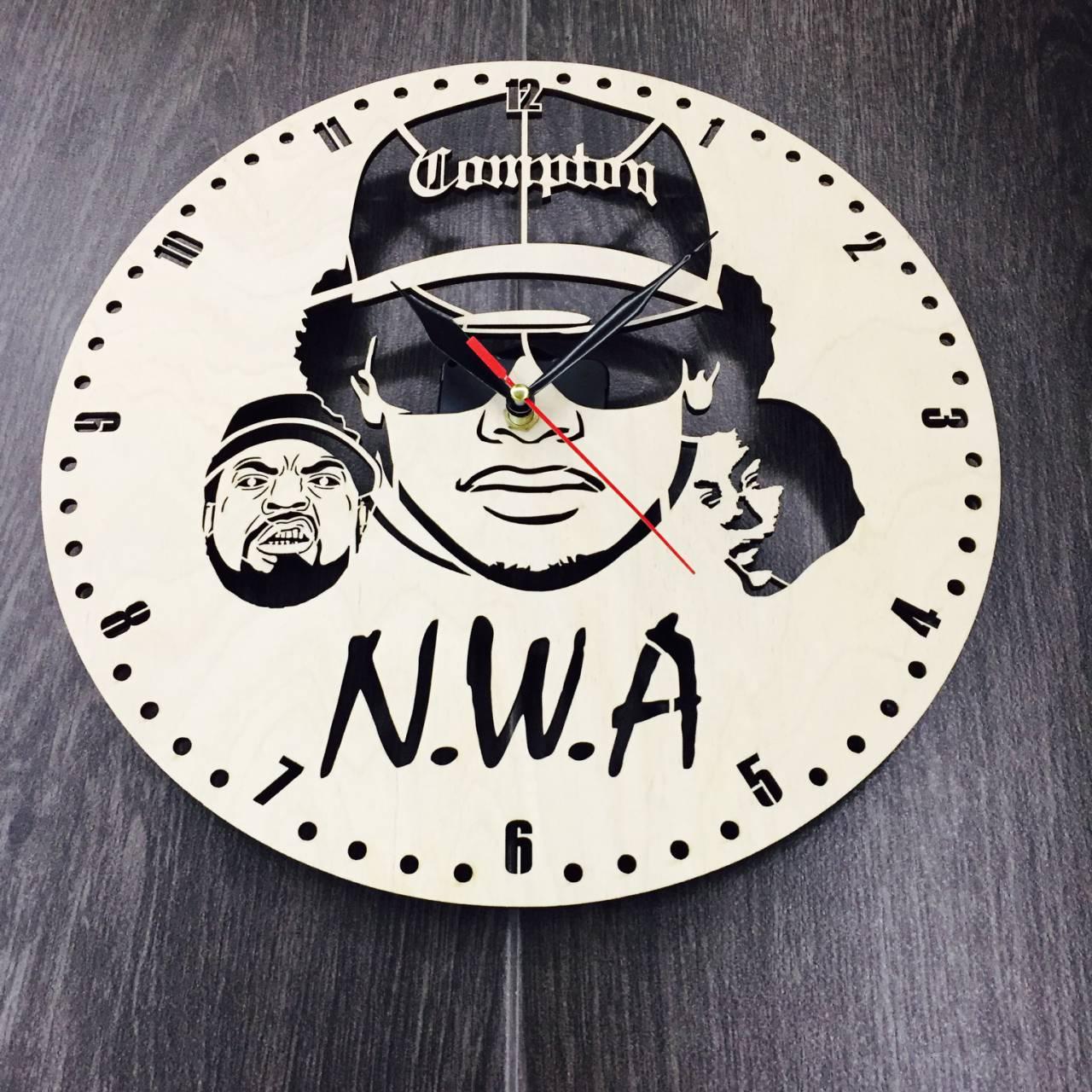 Часы настенные "N.W.A" деревянный циферблат - фото 1