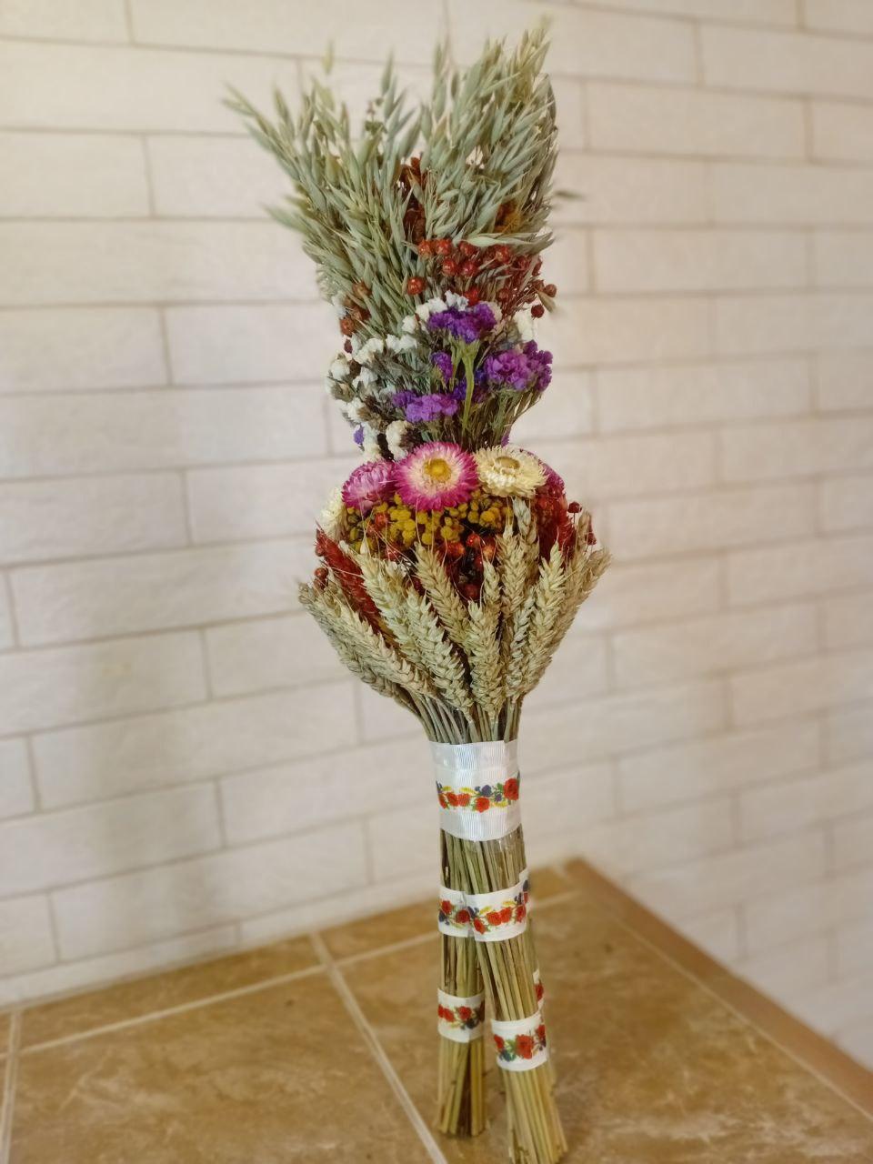 Дідух різдвяний з колосcя пшениці/льону та вівса на трьох ніжках 50-55 см зі стрічкою вишиванкою Білий (2794446785) Дідух різдвяний з колосcя пшениці/льону та вівса на трьох ніжках 50-55 см зі стрічкою вишиванкою Білий (2794446785)