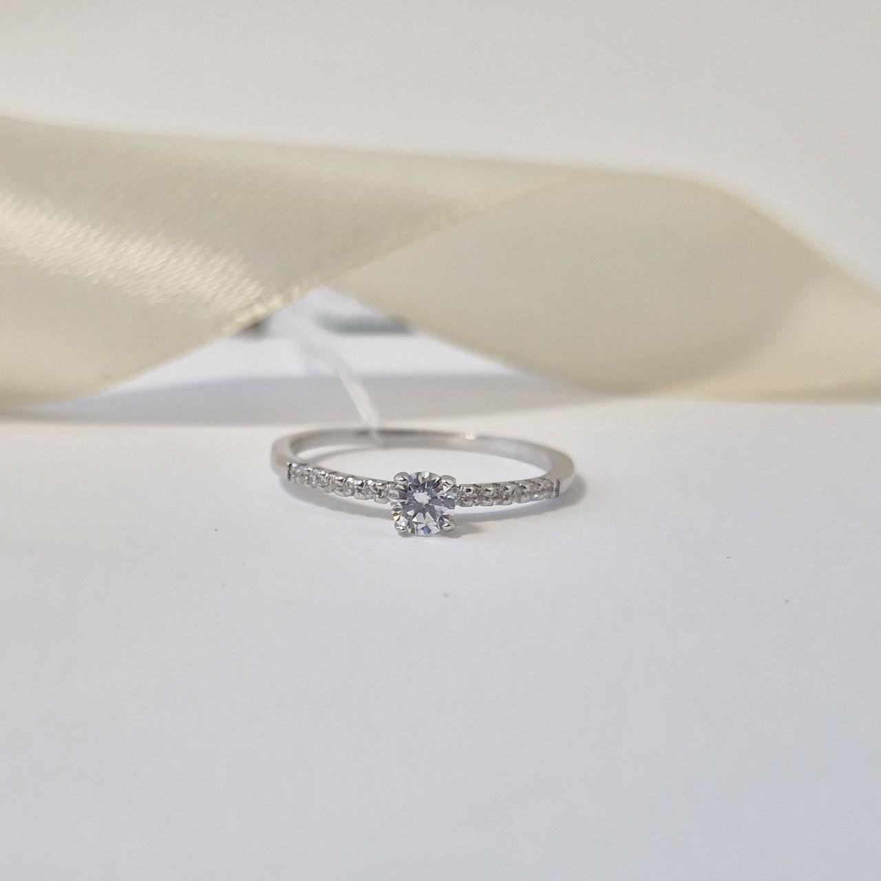 Кольцо дорожка с белыми камнями серебро 925 пробы родированное 1,00 г 17 (4675р)