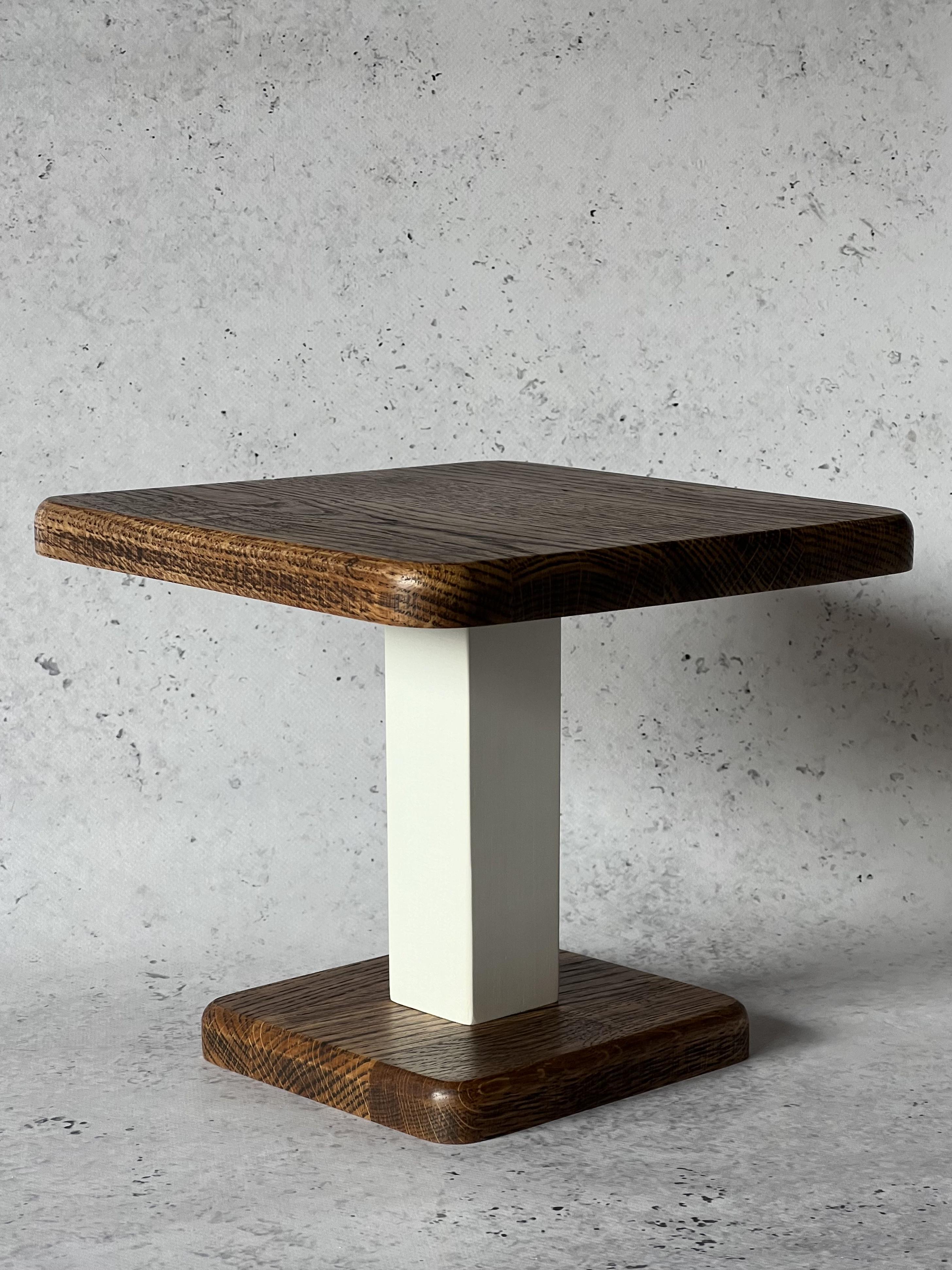 Подставка под торт и подачу блюд из дерева дуб на белой ножке 23х23 см