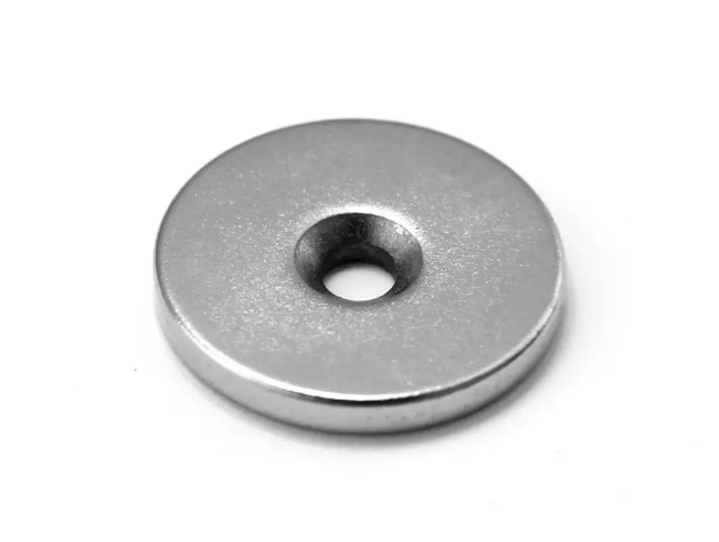Магнит неодимовый с отверстием зенковкой под шуруп 25х3 мм Silver
