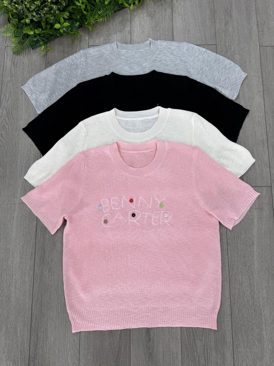 Футболка женская с логотипом и декоративными пуговицами OS Белый (#8215-02) - фото 2 Футболка женская с логотипом и декоративными пуговицами OS Белый (#8215-02) - фото 2