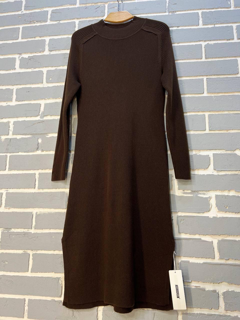 Платье женское ACCORDDREAM 2287 теплая вязка свитер рубчик воротник стойка разрезы миди р. 44-48 Коричневый (3088) - фото 8 Платье женское ACCORDDREAM 2287 теплая вязка свитер рубчик воротник стойка разрезы миди р. 44-48 Коричневый (3088) - фото 8