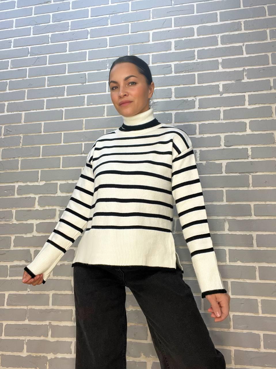Свитер женский A-N 263 высокое горло полоса разрезы свободный OS Белый (3146)