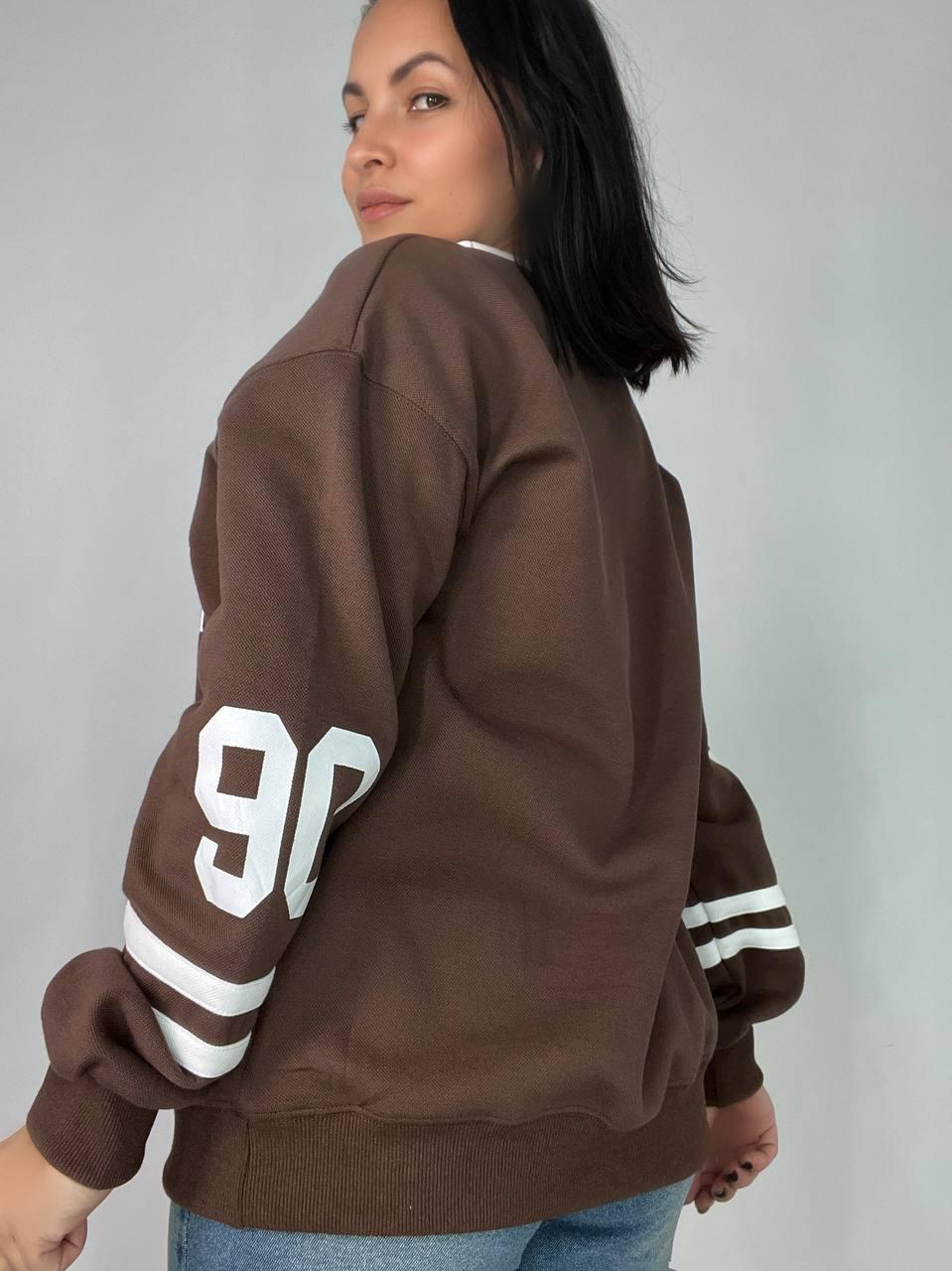 Свитшот женский A-N 25047 оверсайз вырез поло с надписью впереди OS Коричневый (3730) - фото 6 Свитшот женский A-N 25047 оверсайз вырез поло с надписью впереди OS Коричневый (3730) - фото 6