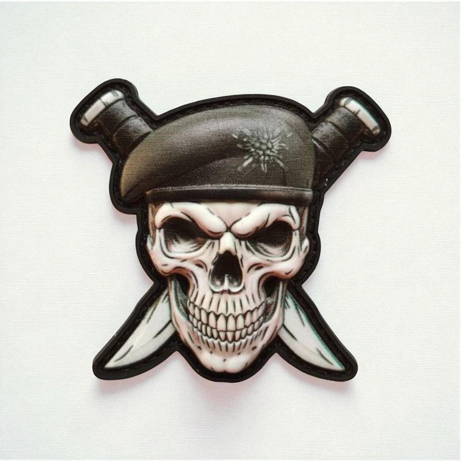 Шеврон в виде черепа в берете горной пехоты с ножами