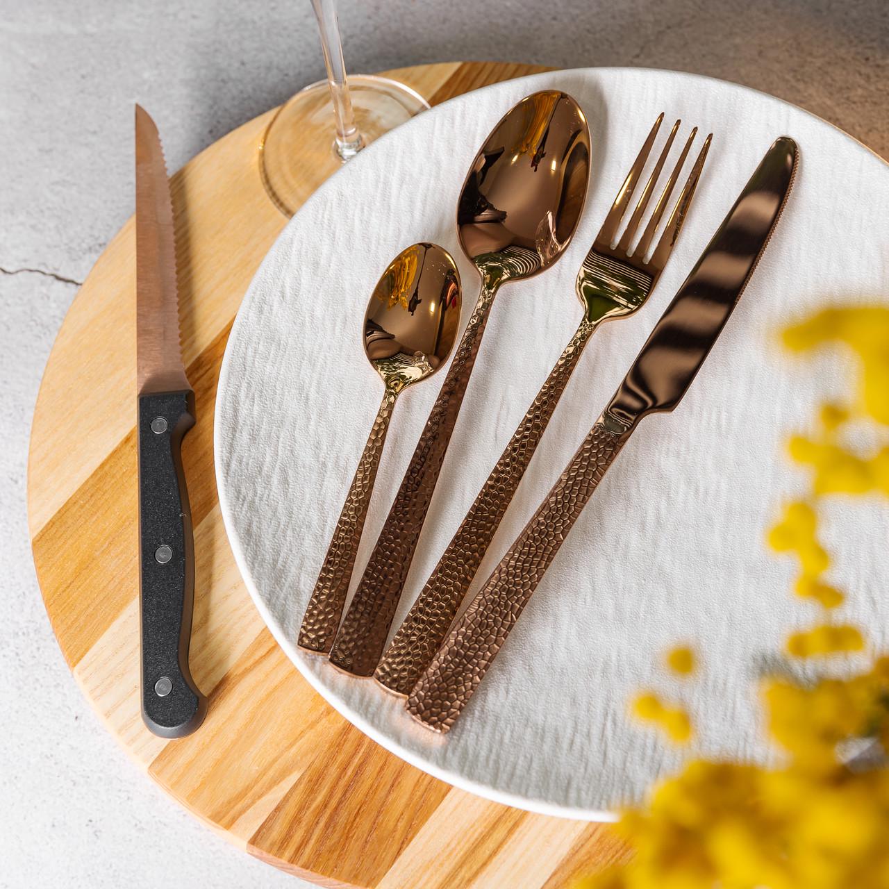 Набор столовых приборов в футляре на 6 персон.