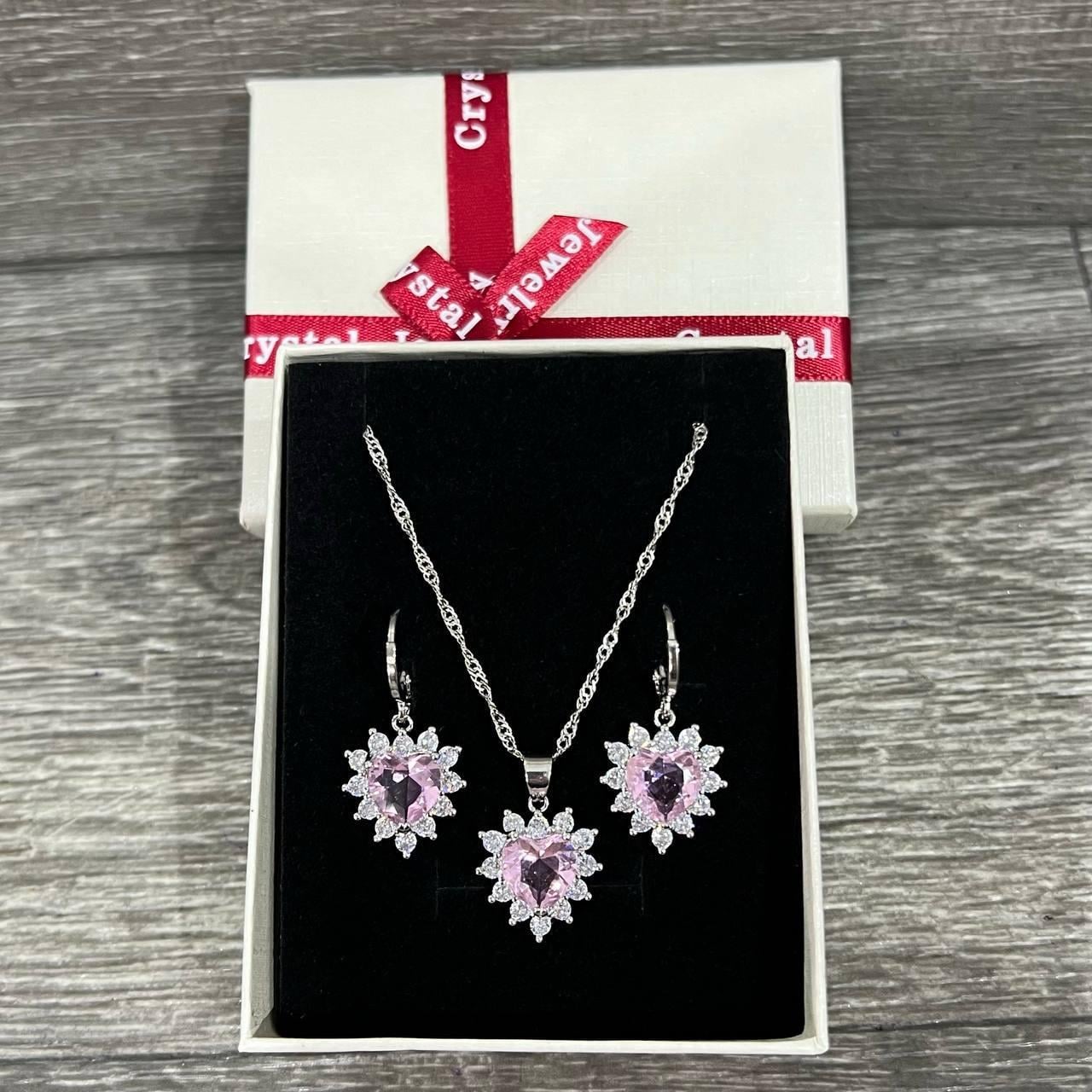 Набор украшений Xuping Jewelry Сердечки серьги и колье розовый кварц в серебре с цирконами в оправе ювелирный сплав в коробочке (82539476) Набор украшений Xuping Jewelry Сердечки серьги и колье розовый кварц в серебре с цирконами в оправе ювелирный сплав в коробочке (82539476)