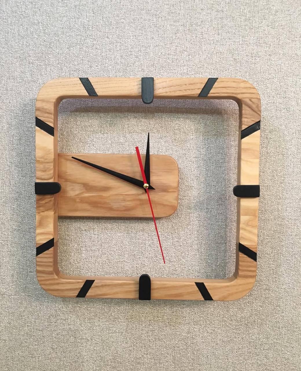 Годинник настінний безшумний квадратний з натурального ясеня ручна робота 300х300х40 мм (CL-004)