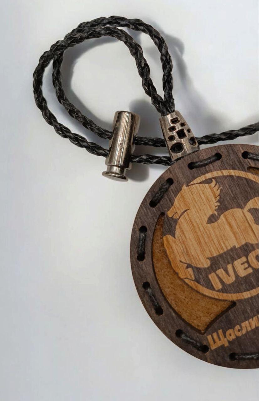 Ароматизатор для авто Iveco многоразовый из дерева/войлока и аромапарфюм 10 мл в подарочной коробке (115) - фото 3