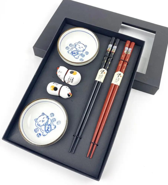 Набор палочек для суши Манеки-неко соусницы/подставка - фото 1 Набор палочек для суши Манеки-неко соусницы/подставка - фото 1