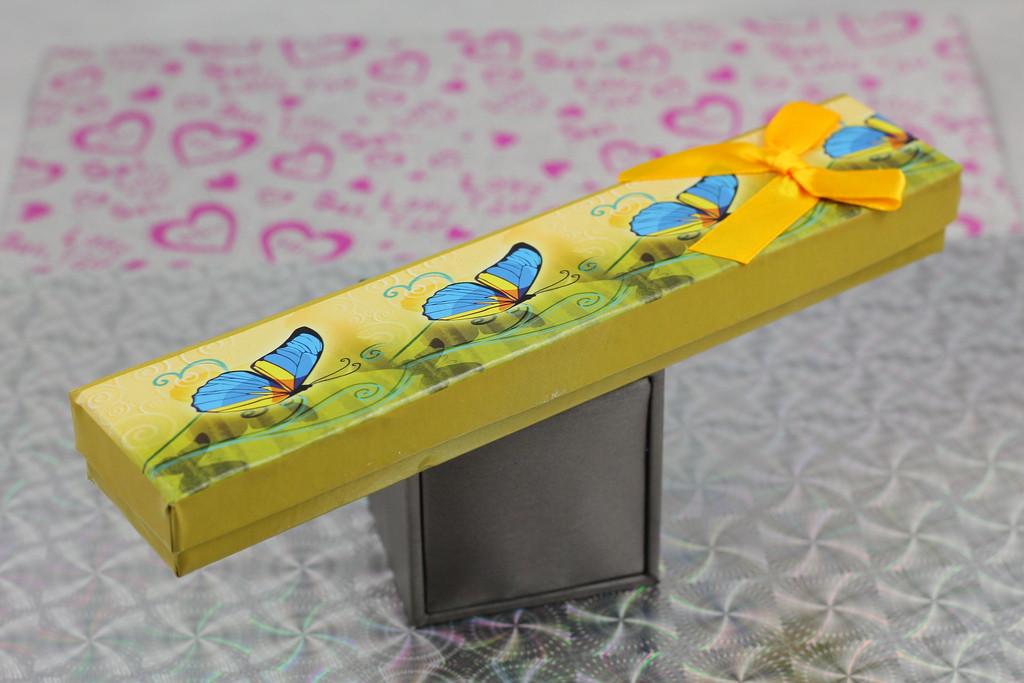 Коробочка подарочная для цепи и браслета с бабочками 21х4х2 см Желтый