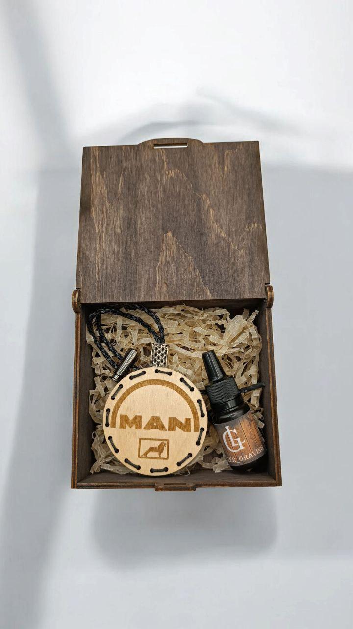 Ароматизатор для авто Man многоразовый из дерева/войлока и аромапарфюм 10 мл в подарочной коробке (113) - фото 7