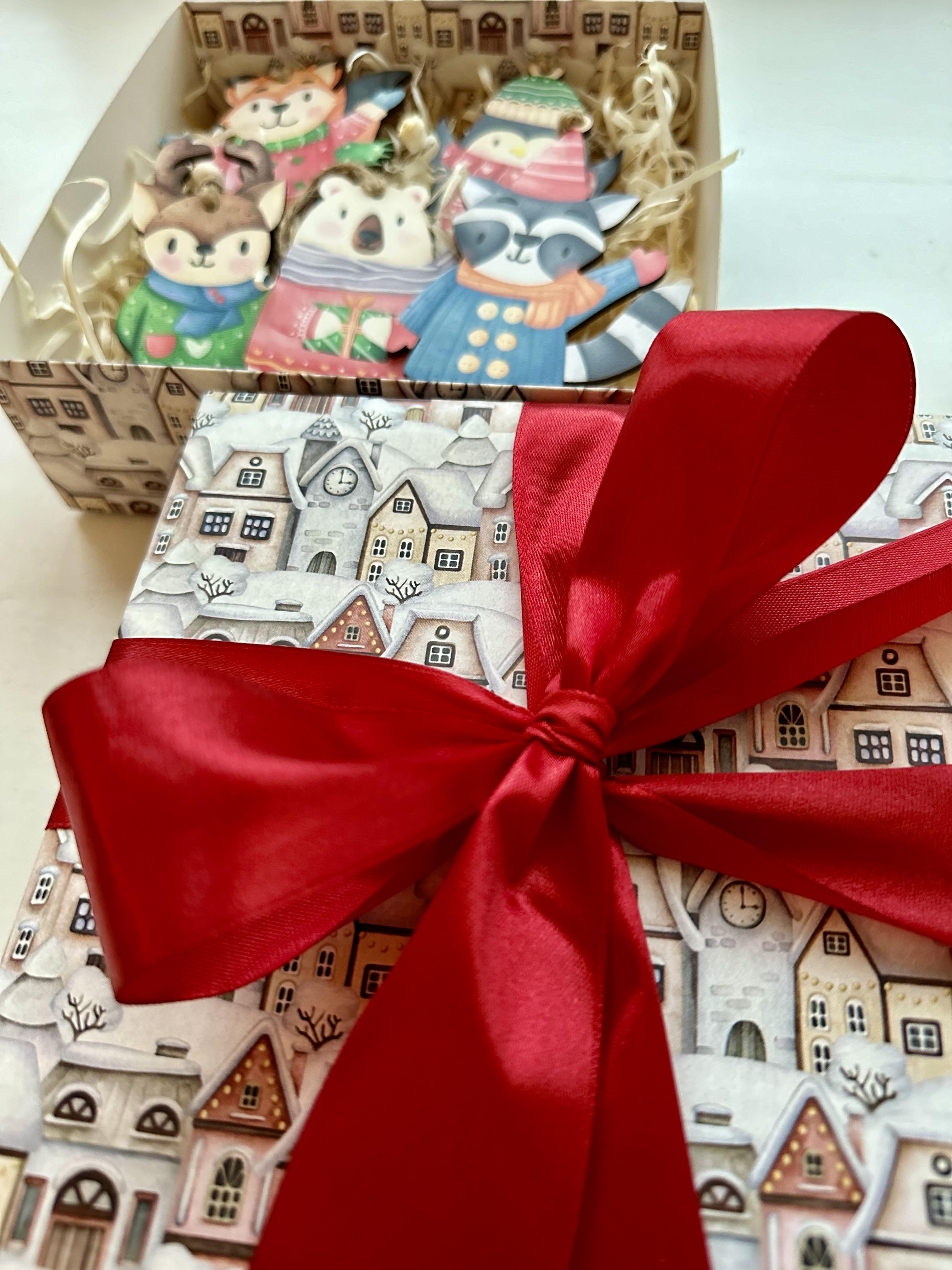 Набір подарунковий з іграшками деревʼяними новорічними 5 шт. - фото 5 Набір подарунковий з іграшками деревʼяними новорічними 5 шт. - фото 5