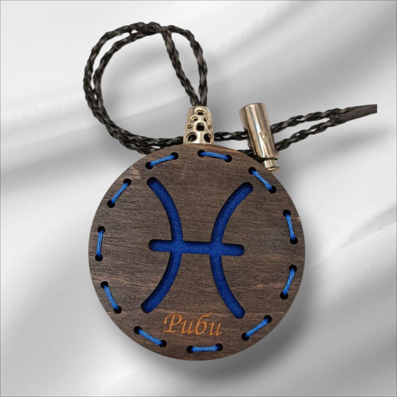 Ароматизатор для авто со знаком зодиака Рыбы из дерева/войлока и аромапарфюм 10 мл (84) Ароматизатор для авто со знаком зодиака Рыбы из дерева/войлока и аромапарфюм 10 мл (84)