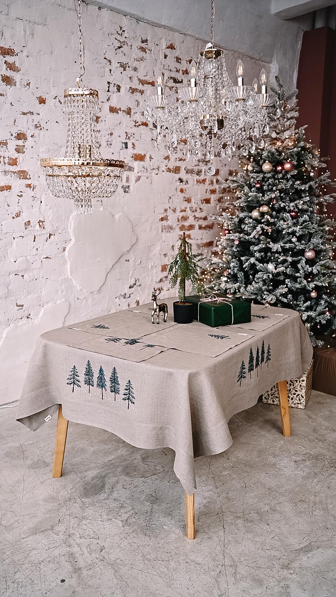 Скатертина новорічна Едельвіка Ялинки 1,80x1,50 м (239-23/08)